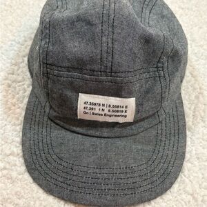 On Cloud/OnRunning 5 panel cap | Swiss Engineering Strap back Running Hat